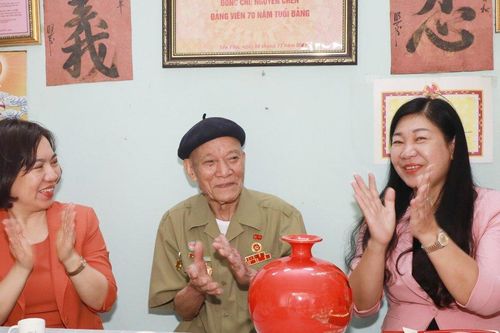 Lãnh đạo MTTQ TP Hà Nội tri ân chiến sĩ Điện Biên tại quận Tây Hồ