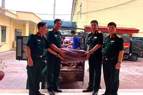 Huyện nghèo Nậm Pồ ủng hộ thực phẩm cho lực lượng diễu binh, diễu hành