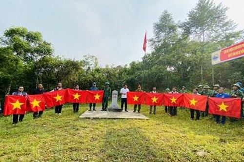Tuyên truyền pháp luật và tặng quà đồng bào Cơ Tu xã Ch'ơm