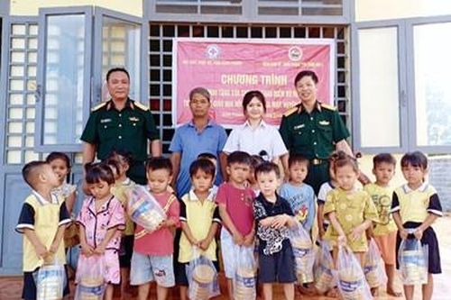 Đoàn Kinh tế - Quốc phòng 778 (Quân khu 7) tặng quà học sinh dân tộc thiểu số