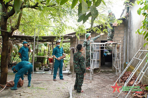 Thừa Thiên Huế: Bộ đội, dân quân khắc phục thiệt hại do lốc xoáy