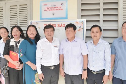 Chương trình 'Thắp sáng niềm tin-Vượt khó đến trường' sẻ chia với quê hương Đồng Khởi