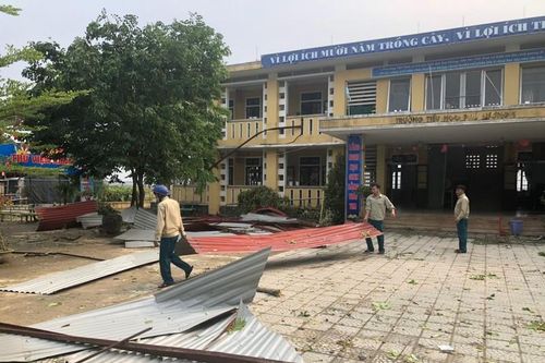 Hiện trường trận lốc xoáy ở Huế thổi bay mái trường học