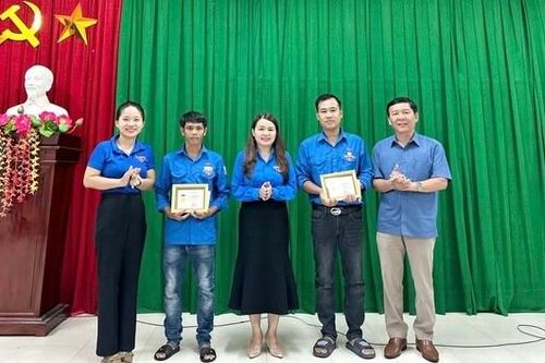Tặng Huy hiệu 'Tuổi trẻ dũng cảm' cho 2 đoàn viên cứu người đuối nước
