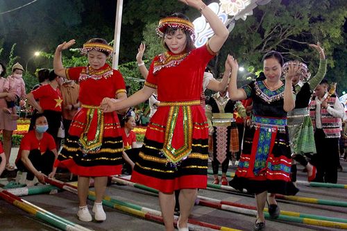 Rực rỡ Festival múa sạp Tây Bắc