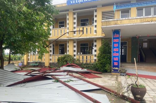 Hàng trăm học sinh phải nghỉ học do lốc lớn làm tốc mái trường