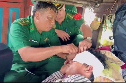 Hỗ trợ y tế cho ngư dân bị nạn ở vùng biển Hoàng Sa