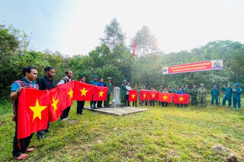 Tuyên truyền pháp luật và tặng quà cho nhân dân xã Ch'ơm