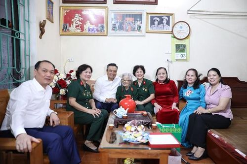 Chủ tịch UBND TP Hà Nội thăm, tặng quà thân nhân liệt sĩ, chiến sĩ Điện Biên