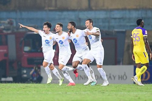 V.League trở lại với cuộc chiến ở top đầu