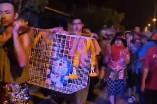 Thái Lan: Dân làng rước mèo Doraemon trong nghi lễ cầu mưa