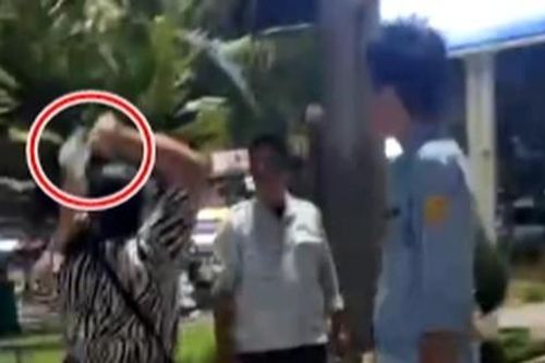 Bản tin 8H: Làm rõ vụ người phụ nữ kề dao vào cổ nhân viên trật tự đô thị