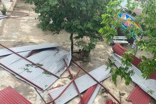 Trường lớp tan hoang do giông lốc, hàng trăm học sinh phải nghỉ học