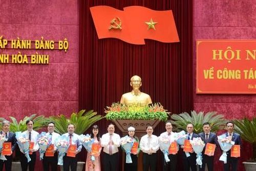 Hòa Bình điều động, luân chuyển 16 vị trí cán bộ chủ chốt