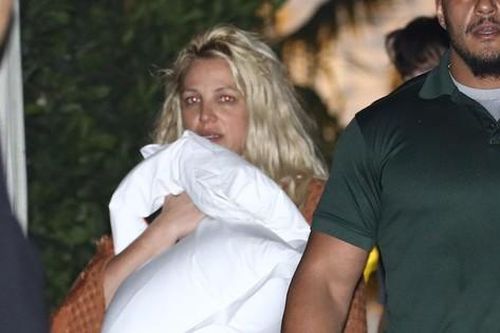 Britney Spears nhếch nhác rời khỏi khách sạn, chuyện gì đã xảy ra?
