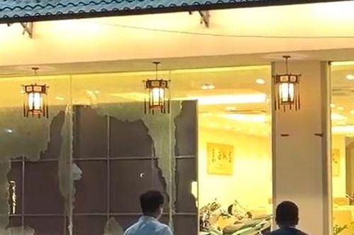 Một nhà hàng lớn nghi bị nhóm người nước ngoài đến phá tan nát