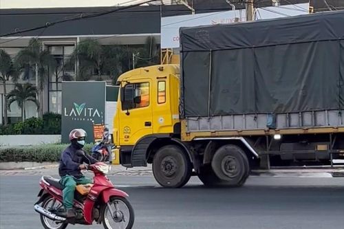 Nữ công nhân tử vong dưới bánh xe tải khi đang đi rút bảo hiểm