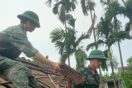 Huy động bộ đội giúp người dân và trường học khắc phục hậu quả giông lốc