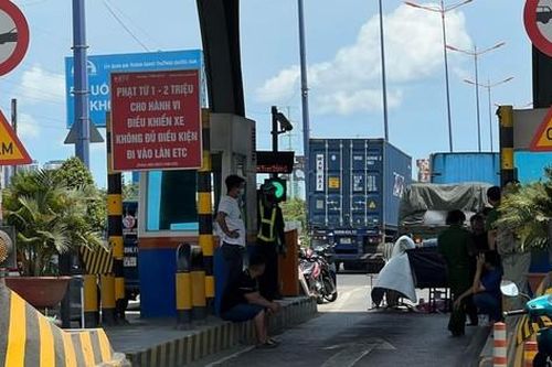 Nhân viên trạm thu phí bị xe đầu kéo cán tử vong