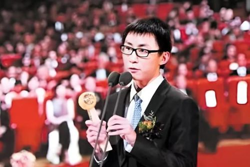 Nam sinh trở thành giáo sư Toán học ở tuổi 23