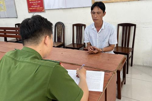 Bắt đối tượng dùng dao uy hiếp người phụ nữ đang ngồi trong ô tô