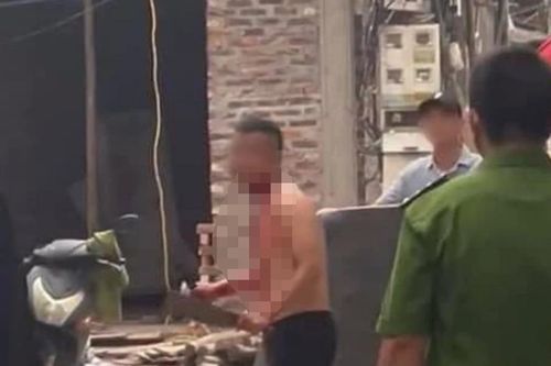 Khống chế nam thanh niên nghi ngáo đá tự dùng dao cứa cổ
