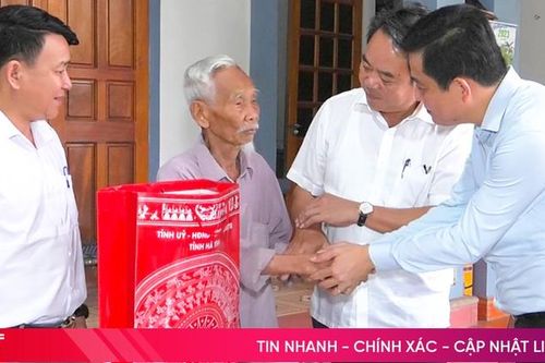 Trưởng ban Nội chính Tỉnh ủy tặng quà cựu chiến binh tham gia Chiến dịch Điện Biên Phủ