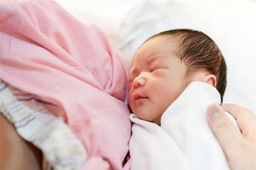Khổ như mẹ bỉm sữa đẻ 2 lứa: Quên đóng tủ lạnh lại cứ đổ cho chồng, quàng khăn trên vai rồi bực bội đi tìm cả buổi