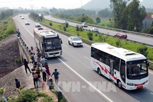 Hiểm họa khôn lường từ những 'bến xe' trên cao tốc Nội Bài - Lào Cai