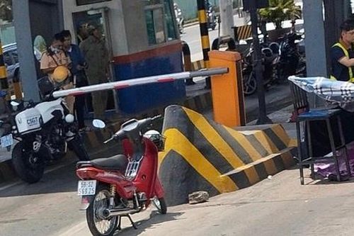 TPHCM: Va chạm với xe container, nhân viên trạm thu phí tử vong