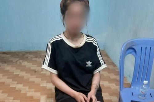 Ra giải quyết việc bị rọi đèn xe vào mặt, thiếu nữ 15 tuổi đâm cô gái thủng phổi