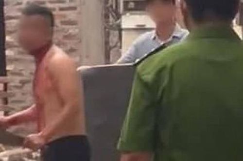 Thanh niên nghi 'ngáo đá' chạy trên đường, cầm dao tự cắt cổ