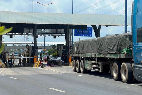 Xe đầu kéo cán nhân viên trạm thu phí tử vong