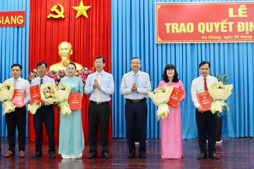 Ban Thường vụ Tỉnh ủy An Giang trao quyết định đối với 6 cán bộ
