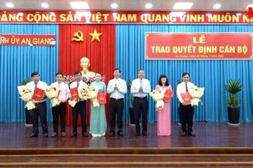 Ban Thường vụ Tỉnh ủy An Giang trao quyết định đối với 6 cán bộ