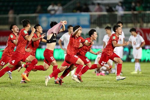 Sân cỏ trong nước trở lại
