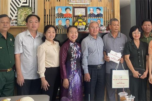 Chủ tịch Ủy ban MTTQ Việt Nam tỉnh Cao Văn Quang thăm, tặng quà chiến sĩ chiến sĩ Điện Biên