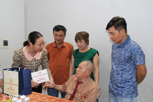 Phó chủ nhiệm Ủy ban Kiểm tra Tỉnh ủy thăm, tặng quà chiến sĩ Điện Biên tại phường Trảng Dài