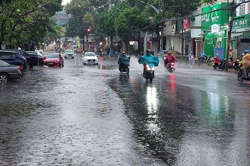 Pleiku xuất hiện mưa vàng giải hạn