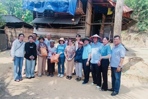 Trao 50 suất quà cho hộ nghèo