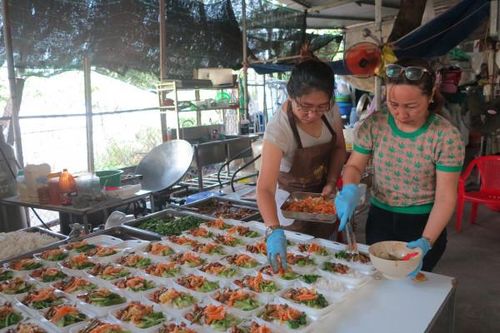 Những suất cơm nghĩa tình