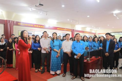 Gần 100 đoàn viên công đoàn Cụm thi đua số 2 tham gia hoạt động giáo dục truyền thống cách mạng