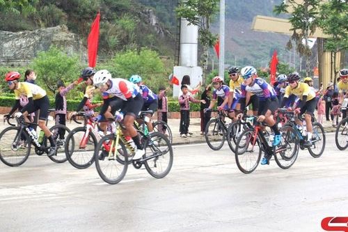 Cuộc đua xe đạp 'Về Điện Biên Phủ-2024, Cúp Báo Quân đội nhân dân': 70 tay đua tham gia chặng 3 từ huyện Vân Hồ đến thành phố Sơn La