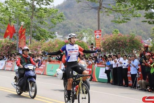 Cuộc đua xe đạp 'Về Điện Biên Phủ-2024, Cúp Báo Quân đội nhân dân':Các tay đua hoàn thành chặng 3 từ huyện Vân Hồ đến thành phố Sơn La