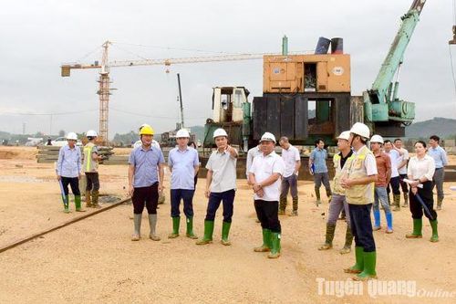 Phó Chủ tịch UBND tỉnh Hoàng Việt Phương kiểm tra tiến độ xây dựng Trường THPT Chuyên Tuyên Quang và Bệnh viện Đa khoa tỉnh