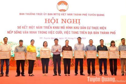 Khen thưởng 27 tập thể, 55 cá nhân có thành tích trong thực hiện nếp sống văn minh trong việc cưới, việc tang