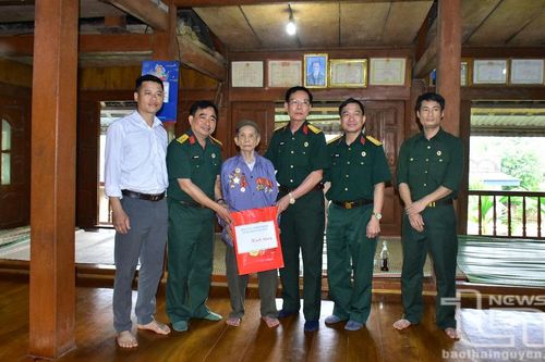 Thăm, tặng quà cựu chiến binh tham gia Chiến dịch Điên Biên Phủ