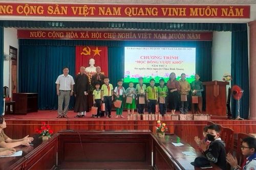 Chùa Minh Giác, Quảng Đức (TP.HCM) tặng quà đến học sinh, người khó khăn
