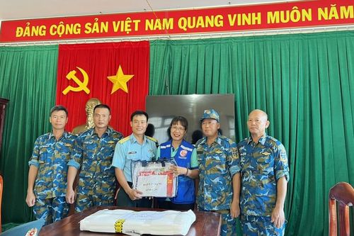 Báo Xây dựng trao tặng ấn phẩm và sách tới các đảo thuộc quần đảo Trường Sa