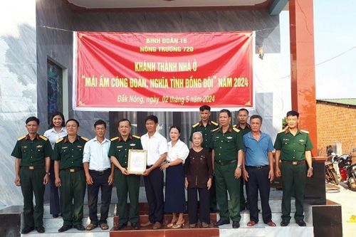 Trao tặng nhà 'Mái ấm công đoàn', 'Nghĩa tình đồng đội'